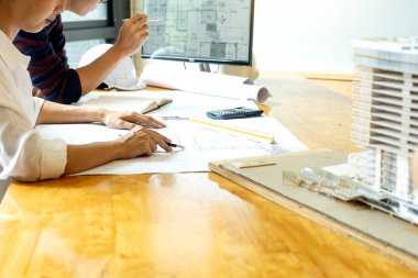 mühendis veya mimari proje, iki mühendislik veya tartışmak ve blueprint mimar donanımları, inşaat kavramı ile çalışan mimarisi.