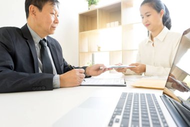 İş kadını memur kavramı bozulması için rüşvet vermek 