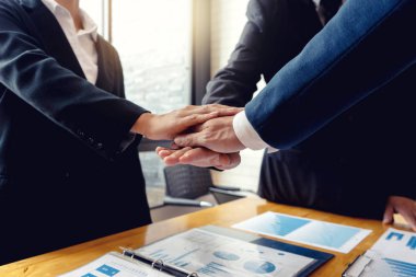 İşadamı birlikte karşılıklı iş proje çalışması için el, iş adamları baş başarı 