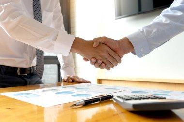 Executive işadamı elini sıkmak başka bir iş adam gösterisi ile onların corporation