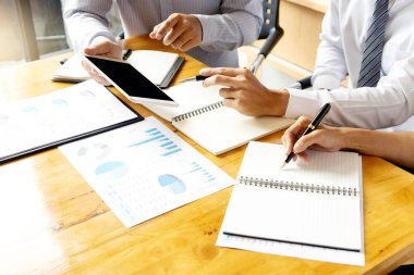 İş Projesi grafisi pazarlama planında grafik iş işadamı toplantıda inceliyor