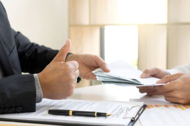 İş adamı, memur konseptine rüşvet veriyor. 