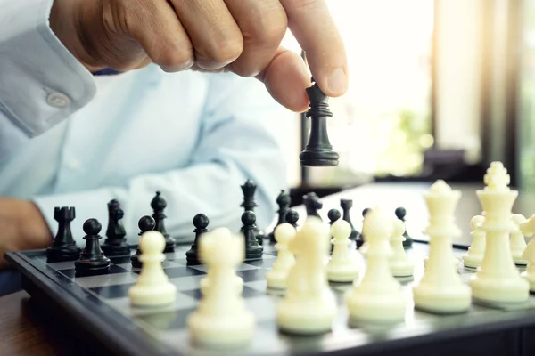 開発分析新しい戦略計画 リーダーおよびチームワーク概念の成功のためにチェスのゲームを遊んで手自信実業家同僚のイメージ — ストック写真