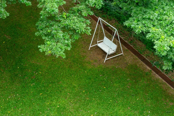 Silla Blanca Del Banco Del Oscilación Debajo Del Árbol Verde — Foto de Stock