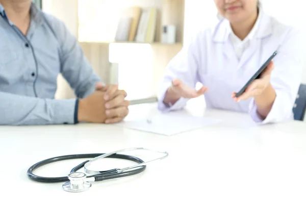 Γιατρός Προσέχεις Ασθενής Ακούγοντας Προσήλωση Ένα Αρσενικό Γιατρός Εξηγώντας Συμπτώματα — Φωτογραφία Αρχείου