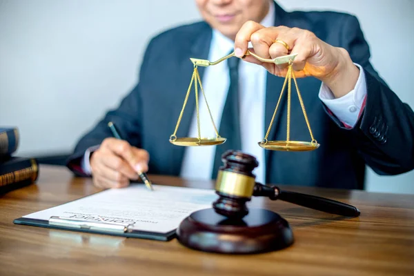 Δικαστής Δικηγόρος Σφυρί Εργασίας Στο Γραφείο Χρησιμοποιήστε Χέρι Κρατήσει Ισορροπία — Φωτογραφία Αρχείου