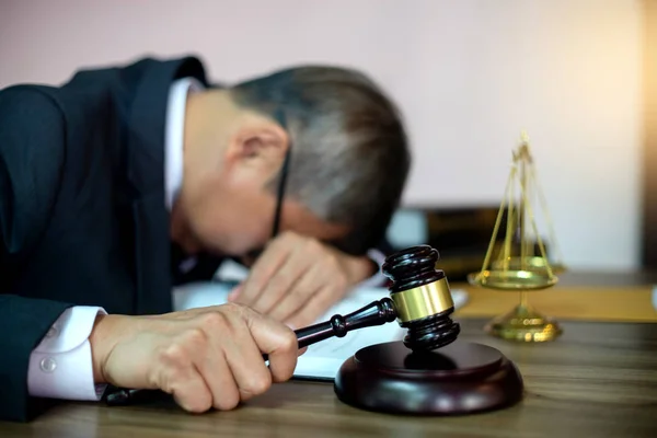Δικαστής Δικηγόρος Σφυρί Κουρασμένος Και Κοιμούνται Στο Γραφείο Ισορροπία Σταθερή — Φωτογραφία Αρχείου
