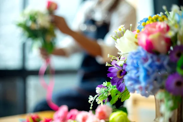 Fleur Artiste Femme Travaillant Pour Décorer Des Fleurs Artificielles Décorer — Photo