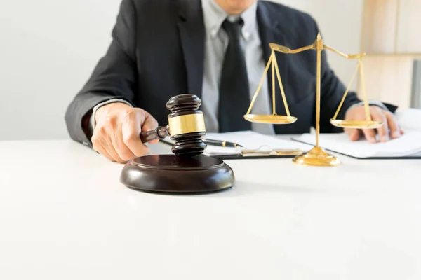Juiz Martelar Com Advogados Justiça Empresário Ação Advogado Que Trabalha — Fotografia de Stock