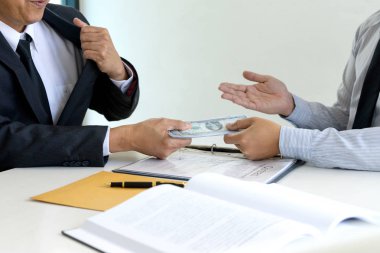 İş adamı Memur kavramı bozulması para kahverengi zarf içinde rüşvet vermek