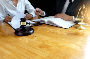 Hakemlik anlaşmasının nasıl kullanılacağı konusunda müvekkil ya da müşteri ile denge işi yapan avukat ya da hakim tokmak 