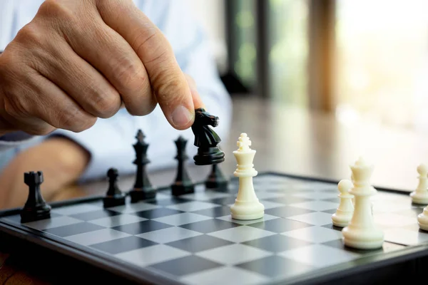 開発分析新しい戦略計画 リーダーおよびチームワーク概念の成功のためにチェスのゲームを遊んで手自信ビジネスマンをイメージ — ストック写真