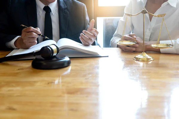 Lawyer Judge Gavel Balance Work Client Customer Agreement How Use — Stock Photo, Image
