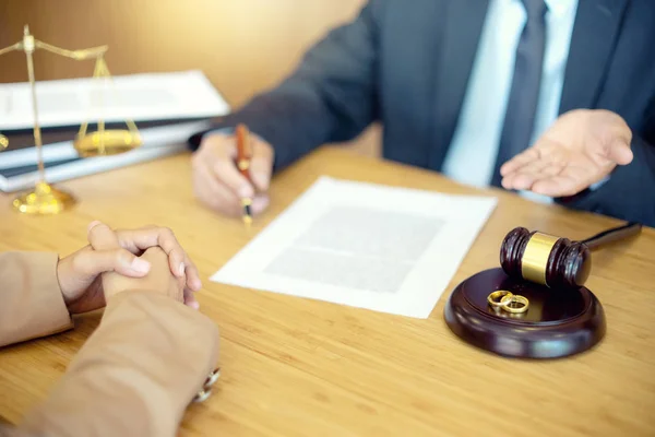 Advogado Lei Com Equilíbrio Martelo Trabalho Com Casamento Caso Mostrar — Fotografia de Stock