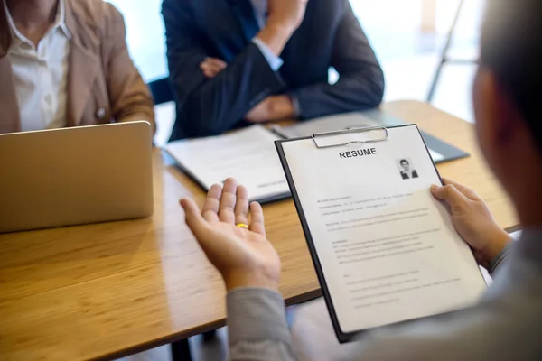 Görüşmesi Için Office Odası Patron Sit Çalışan Okuma Devam Etmek — Stok fotoğraf