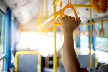 Otobüsün içinde, otobüs hareket ederken tutması için sarı el tutuşu..