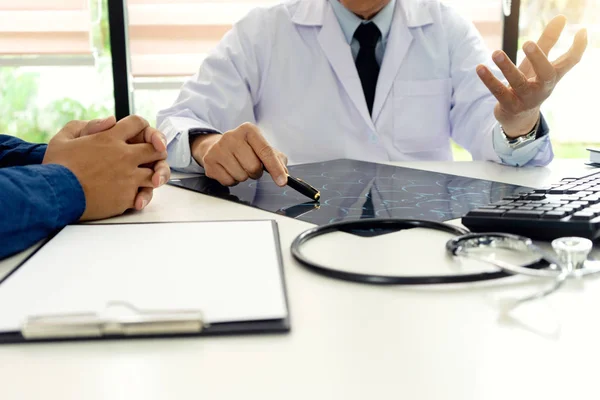 Médico Profesional Del Cerebro Dar Consejero Paciente Decir Los Detalles — Foto de Stock