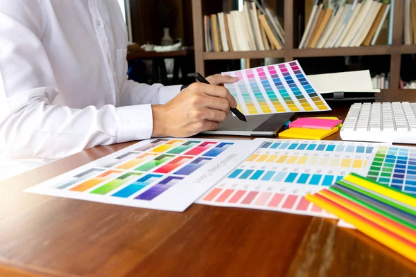 コンピュータタブレット電子ペンとカラーチャートと木製テーブルで作業グラフィックデザインのチームの仕事 — ストック写真
