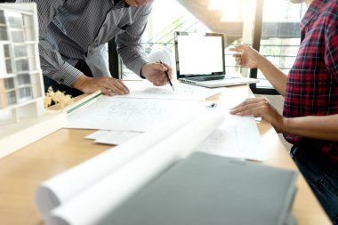 Mühendis ya da mimari proje, iki mühendis ya da mimar mimar mimari ekipman, inşaat konsepti ve mimari ekipman ile plan üzerinde tartışıyor ve çalışıyor.