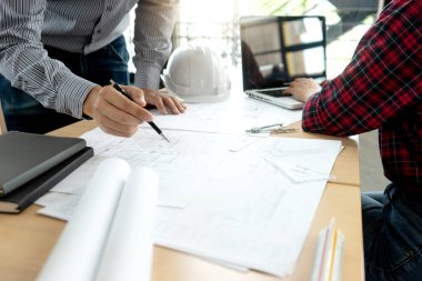 Mühendis ya da mimari proje, iki mühendis ya da mimar mimar mimari ekipman, inşaat konsepti ve mimari ekipman ile plan üzerinde tartışıyor ve çalışıyor.