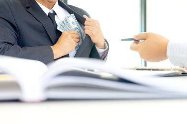 İş adamı Memur kavramı bozulması para kahverengi zarf içinde rüşvet vermek