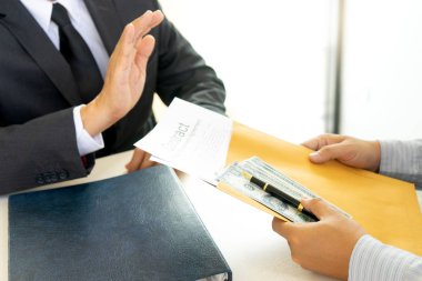 İşadamı memura rüşvet veriyor ama memur yozlaşma olmadığını söylüyor.      