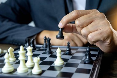 İş adamı, kazanma amaçlı rakip konsept iş stratejisini devirmek için satranç oynar