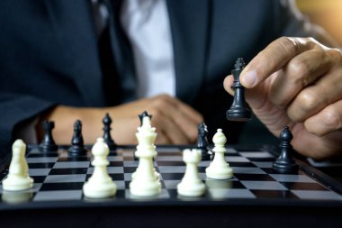 İş adamı, kazanma amaçlı rakip konsept iş stratejisini devirmek için satranç oynar