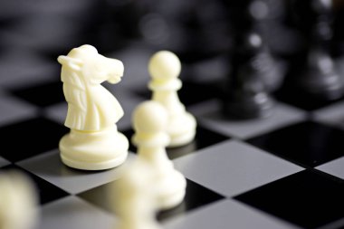 İş adamı, kazanma amaçlı rakip konsept iş stratejisini devirmek için satranç oynar
