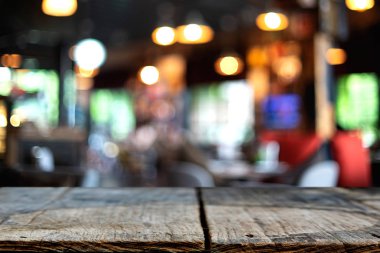 bokeh kafe ya da Restoran hafif bulanıklık arka plan önünde ahşap masa