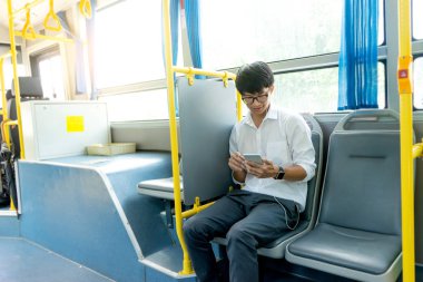 Genç iş adamı otobüste zaman harcıyor. Bu şehirde geçiş için yaşam tarzı olabilir.