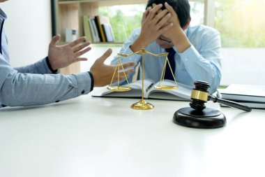 Adalet avukat, işadamı veya avukat yasal hukuk belgeleriyle çalışma ile tokmak yargıç. tavsiye ve adalet hukuk firması kavramı.