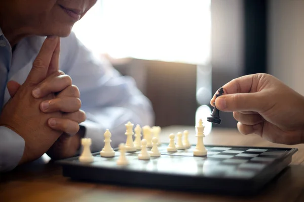 Afbeelding Van Vertrouwen Zakenman Handen Spelen Schaakspel Naar Analyse Nieuwe — Stockfoto