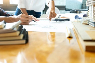 mühendis veya mimari proje, iki mühendislik veya tartışmak ve blueprint mimar donanımları, inşaat kavramı ile çalışan mimarisi.