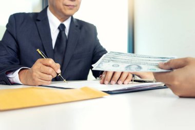 İş adamı Memur kavramı bozulması para kahverengi zarf içinde rüşvet vermek