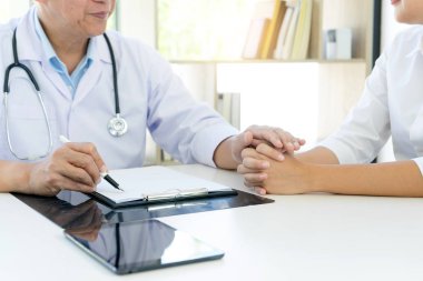 Doktor kendine iyi bak, hasta hasta belirtiler açıklayan veya evrak bir Danışma içinde birlikte tartışmak gibi bir soruyu soran bir erkek doktor dikkatle dinlerken