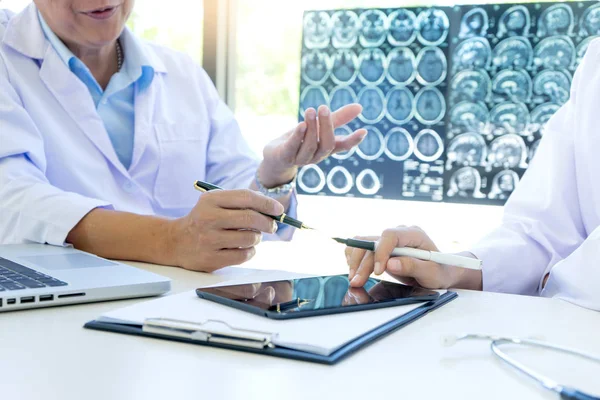 Médico Habla Con Paciente Clínica — Foto de Stock