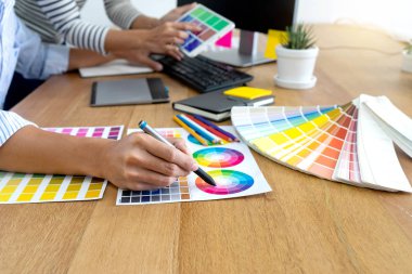 grafik tasarım için iş genç kadın