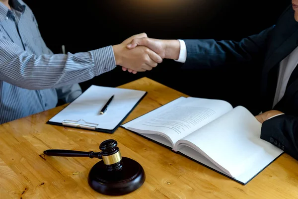 Lawyer or judge gavel with balance handshake — Stock Photo, Image