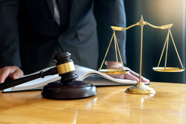 Sędzia adwokat młot pracy w biurze z równowagą — Zdjęcie stockowe