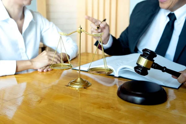 Anwalt oder Richter hadern mit Ausgleichsarbeit mit Mandant — Stockfoto