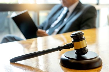 Yargıç avukat tokmak dengeli bir şekilde ofiste çalışıyor. 