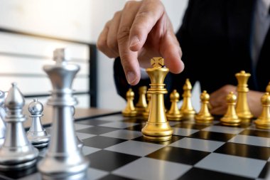 masa oyunu satranç gümüş ve altın 