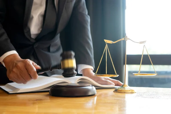 Rechter advocaat hamert werk in functie met evenwicht — Stockfoto