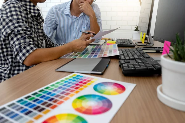 Trabalho em equipe para trabalho de design gráfico — Fotografia de Stock