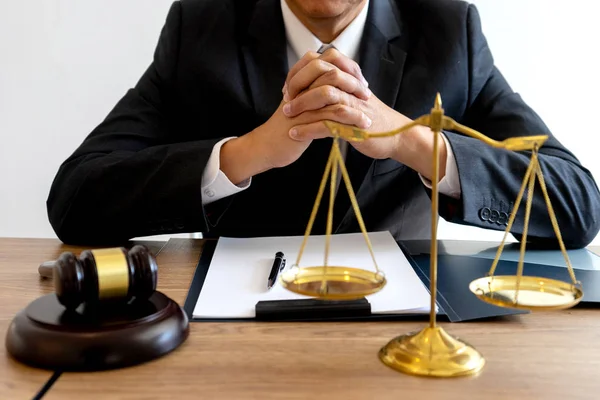 Richter-Anwalt: Arbeit im Amt mit Balance — Stockfoto