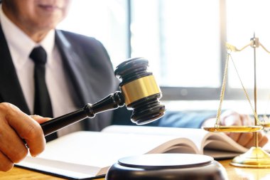 Yargıç avukat tokmak dengeli bir şekilde ofiste çalışıyor. 