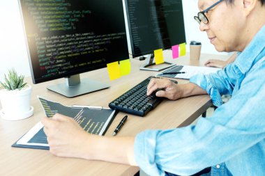 Geliştirme programında kıdemli programcı çalışması