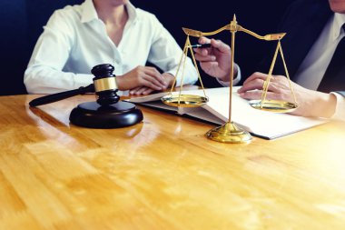 Dengeli çalışan avukat ya da yargıç tokmağı 