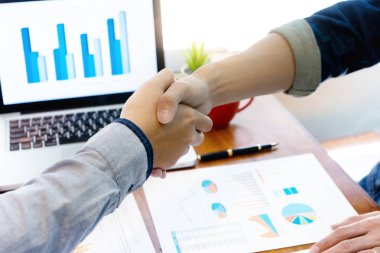 İş adamı arkadaşla çalışır